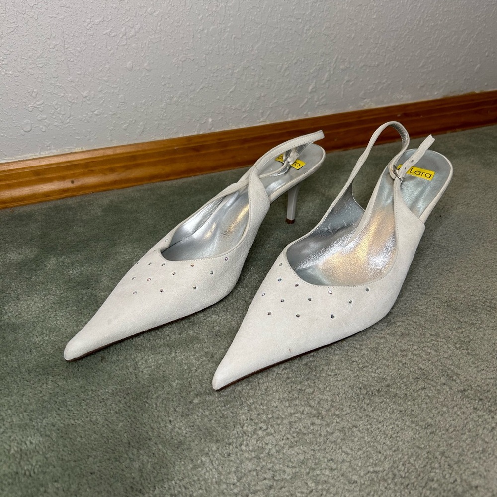 di Lara doing back heels size 40/9. Cream with faux rhinestones.